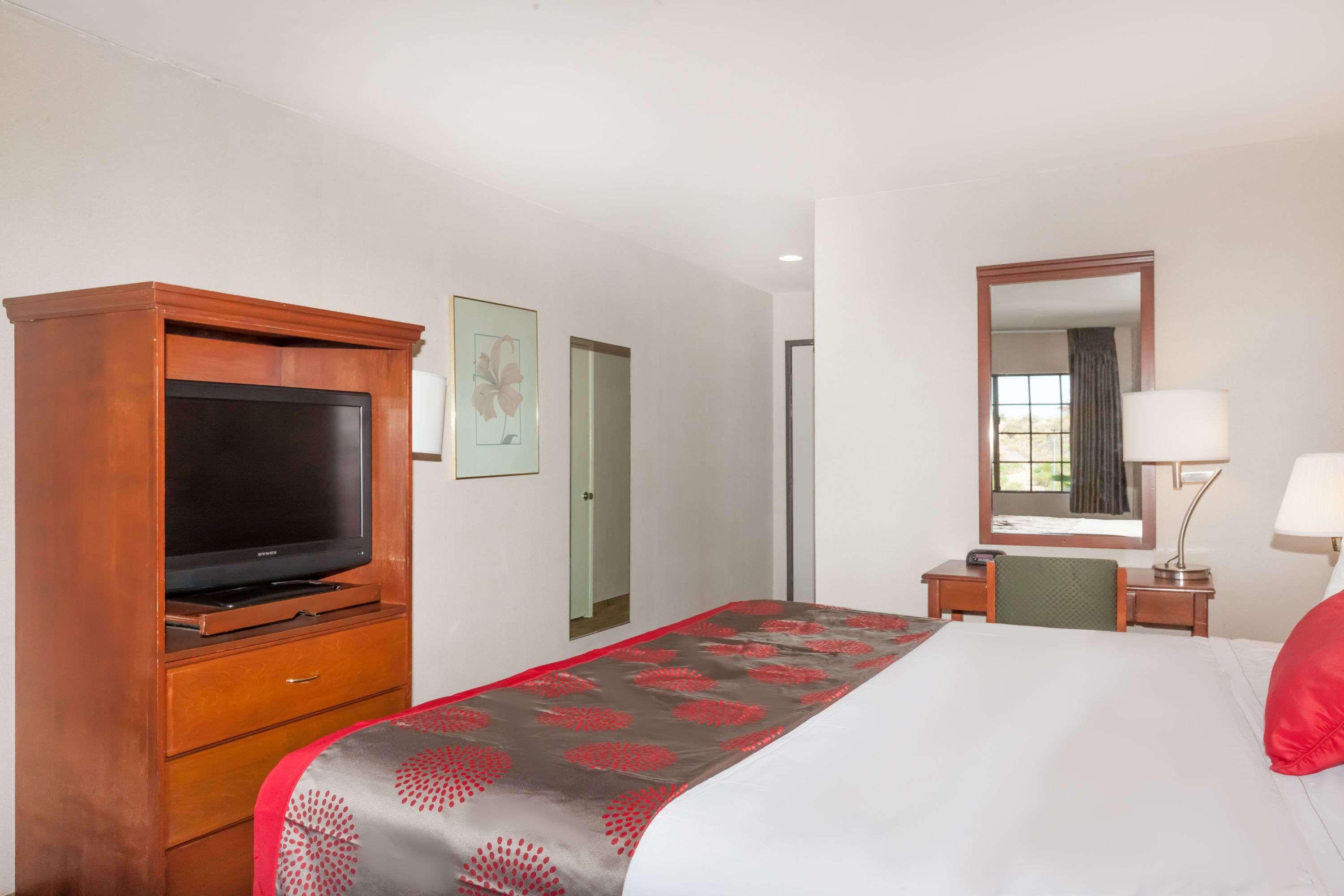รามาดา บาย วินด์แฮม โพเวย์ Hotel พาวเวย์ ภายนอก รูปภาพ