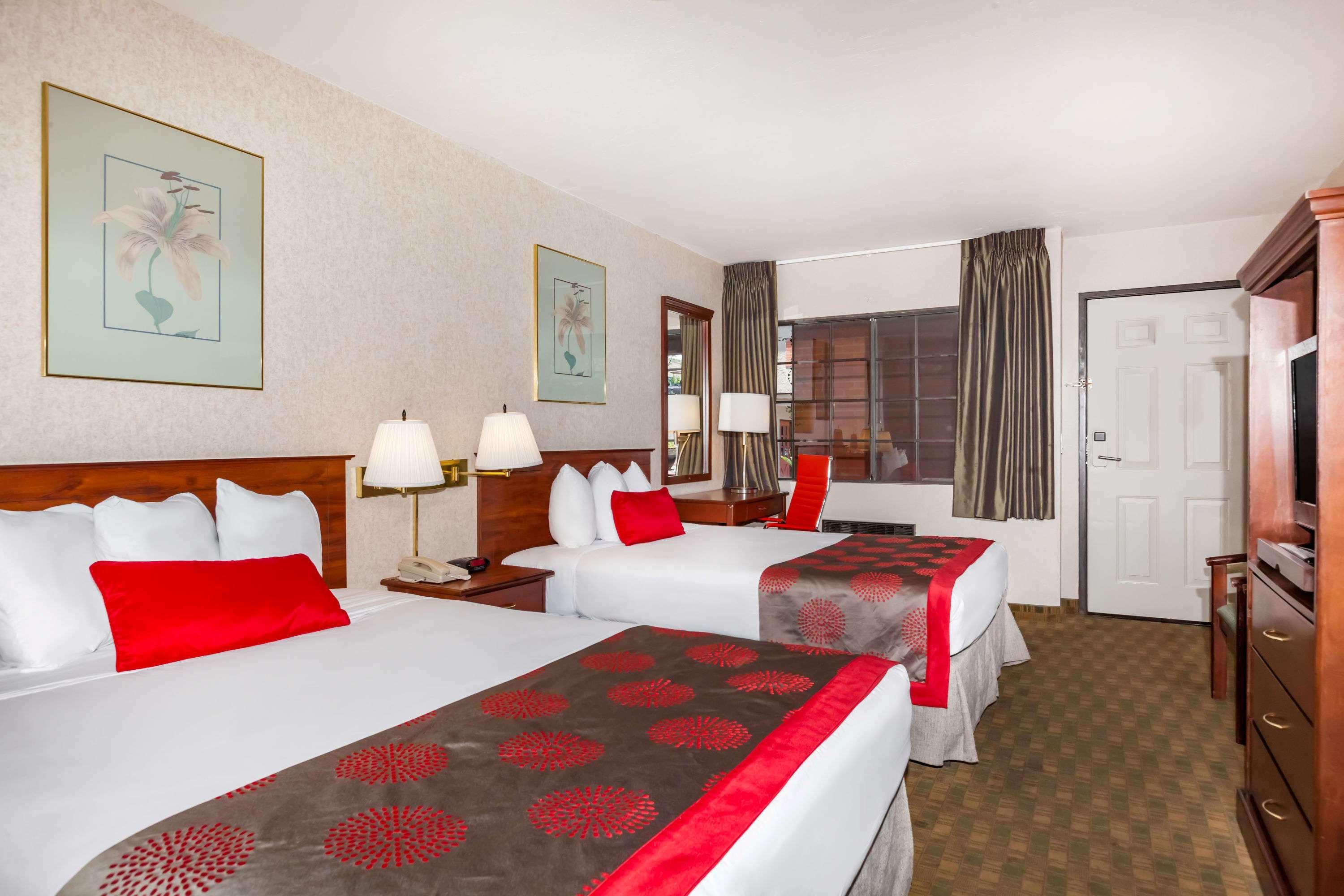 รามาดา บาย วินด์แฮม โพเวย์ Hotel พาวเวย์ ภายนอก รูปภาพ
