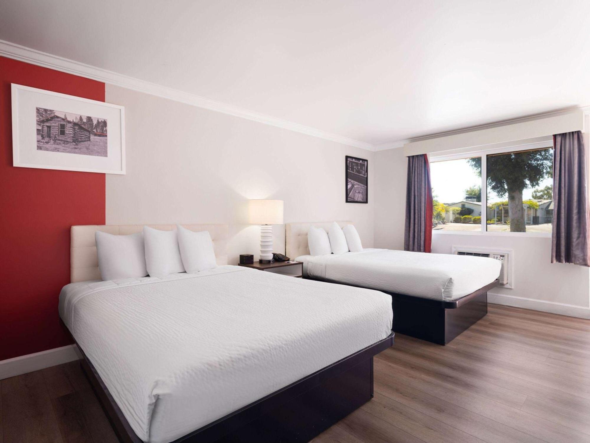 รามาดา บาย วินด์แฮม โพเวย์ Hotel พาวเวย์ ภายนอก รูปภาพ