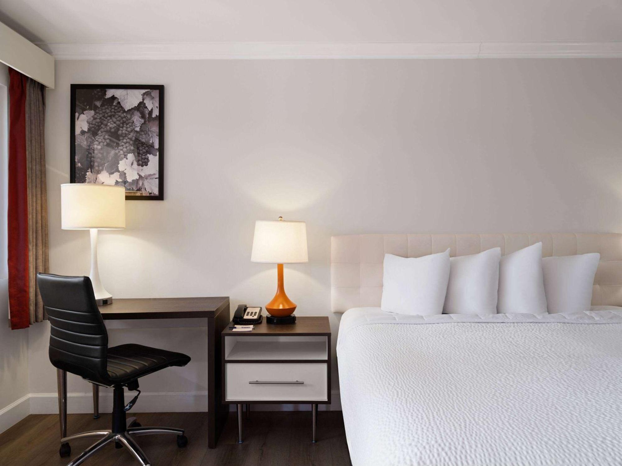 รามาดา บาย วินด์แฮม โพเวย์ Hotel พาวเวย์ ภายนอก รูปภาพ