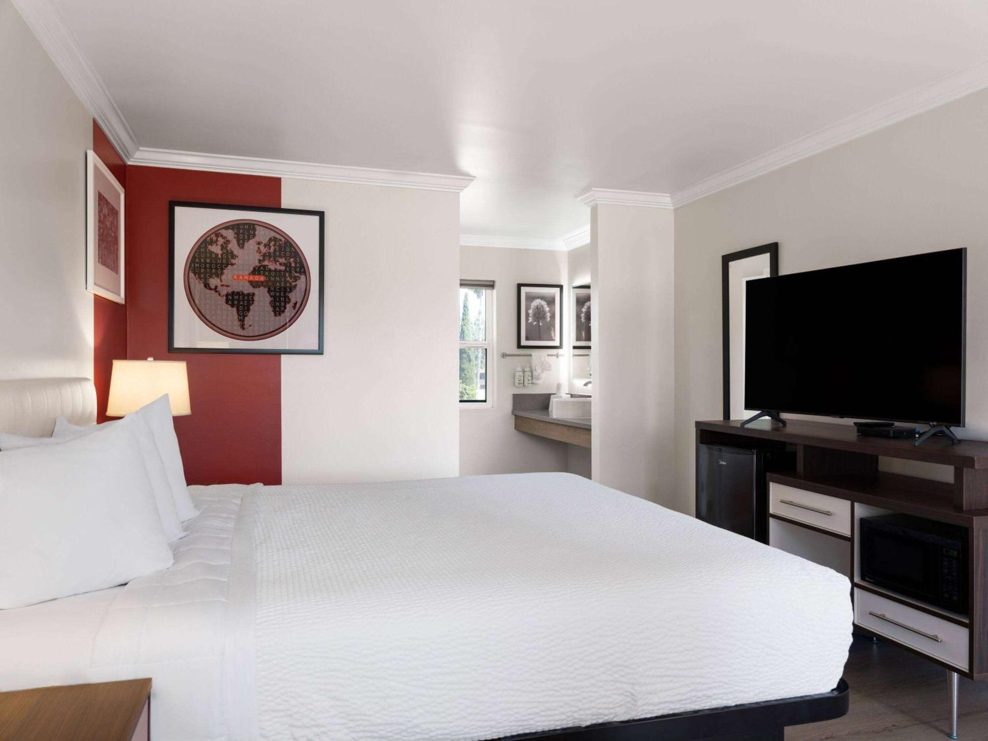 รามาดา บาย วินด์แฮม โพเวย์ Hotel พาวเวย์ ภายนอก รูปภาพ