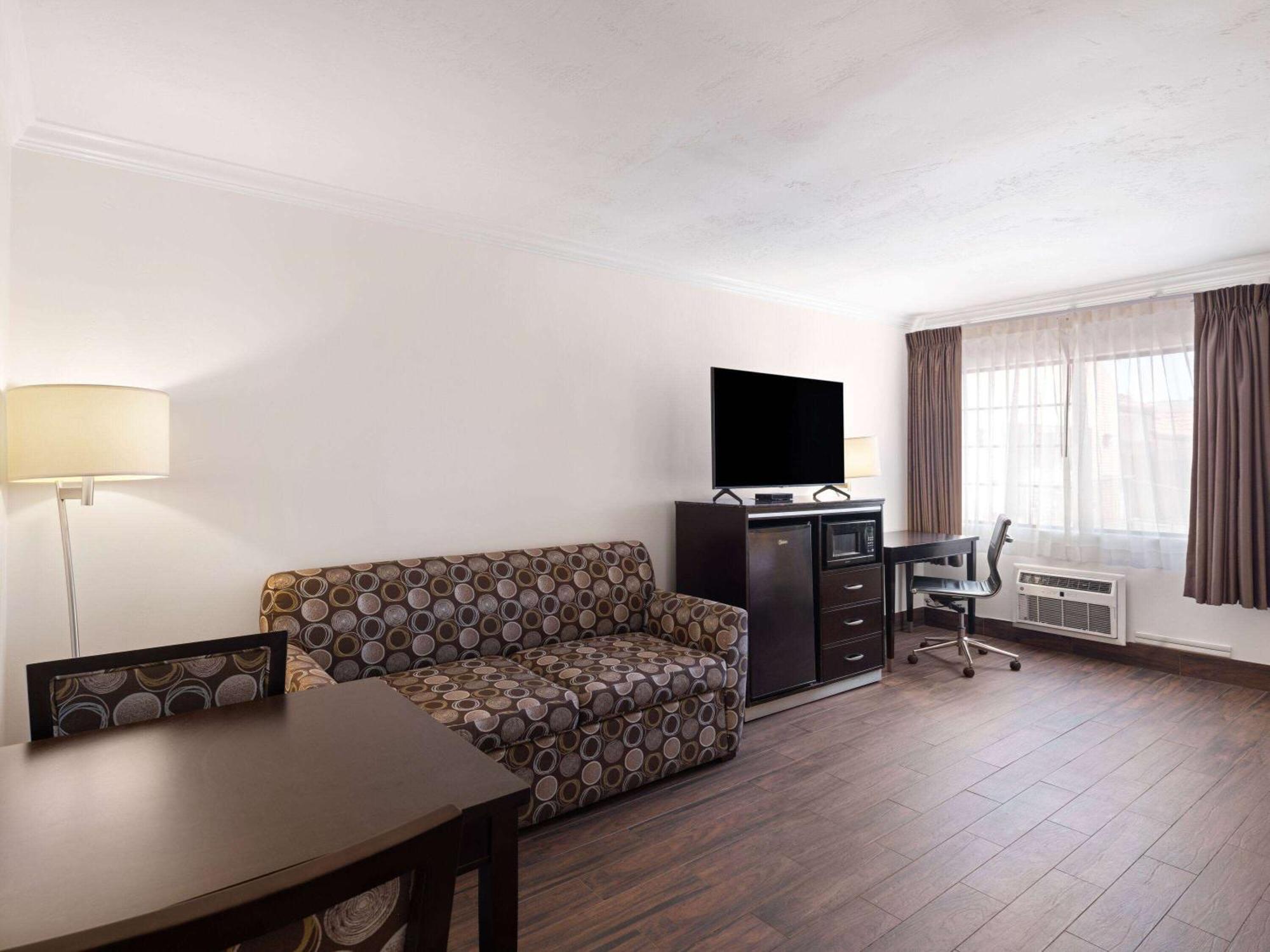 รามาดา บาย วินด์แฮม โพเวย์ Hotel พาวเวย์ ภายนอก รูปภาพ